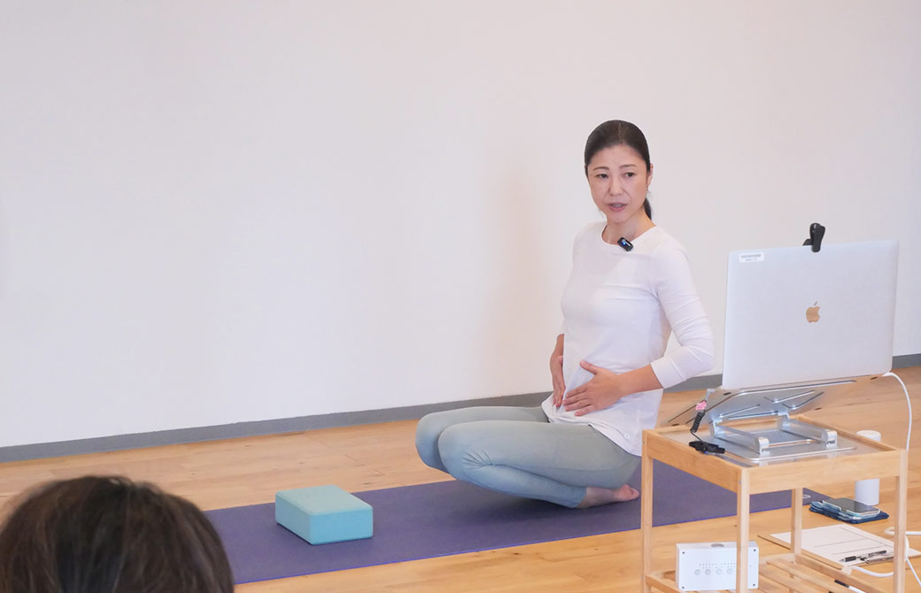 陰ヨガを指導しているさやか先生