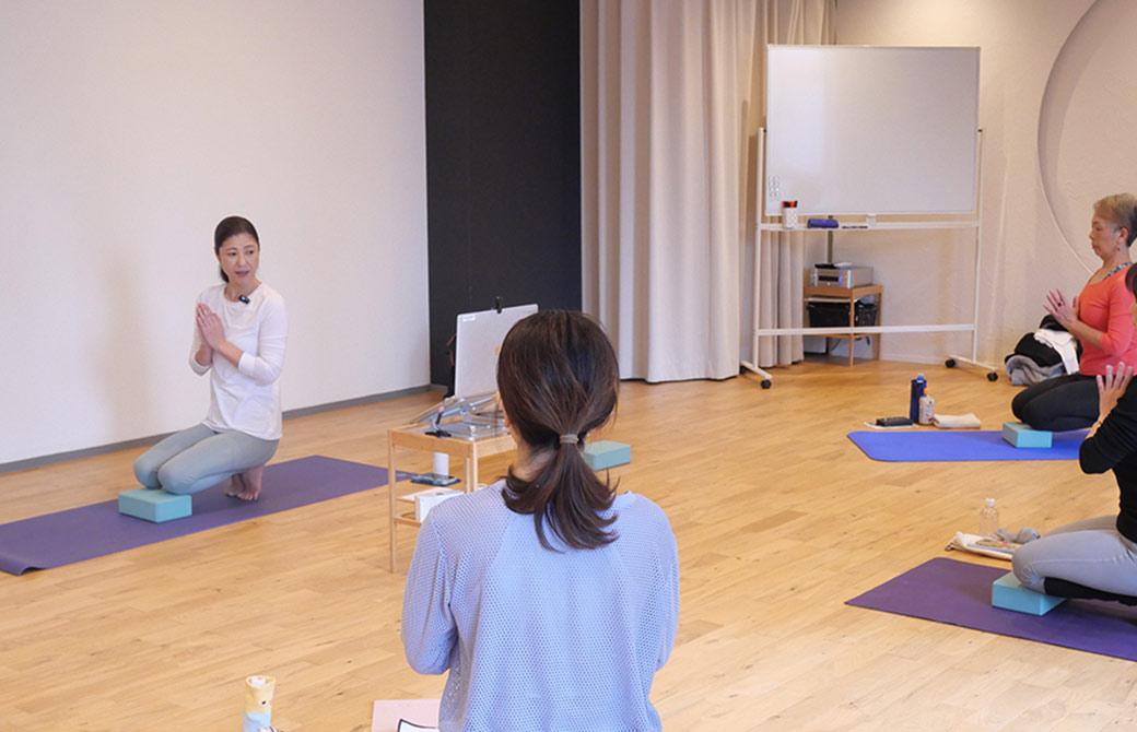 陰ヨガをスタジオで受けている様子