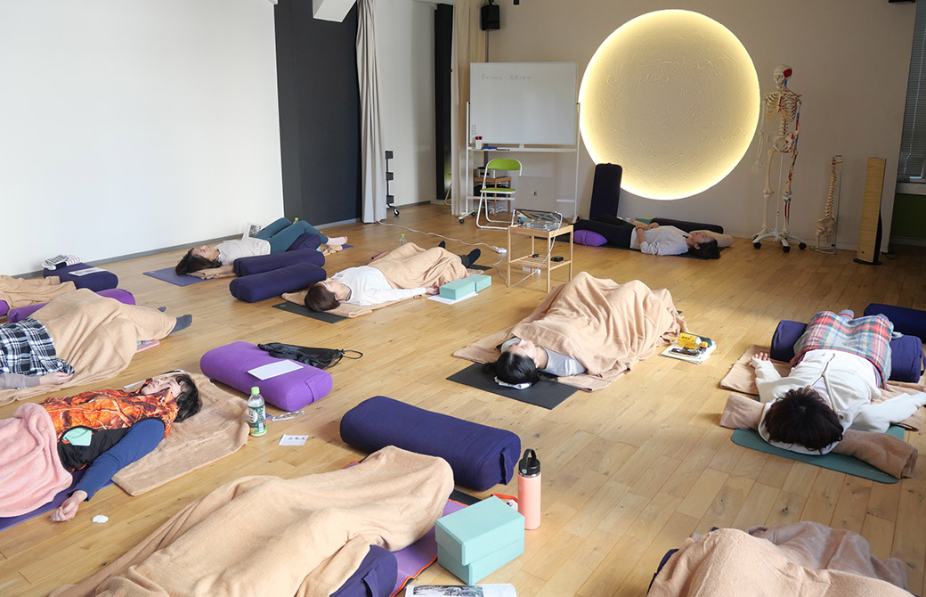ヨガニードラを練習中のトレーニング生