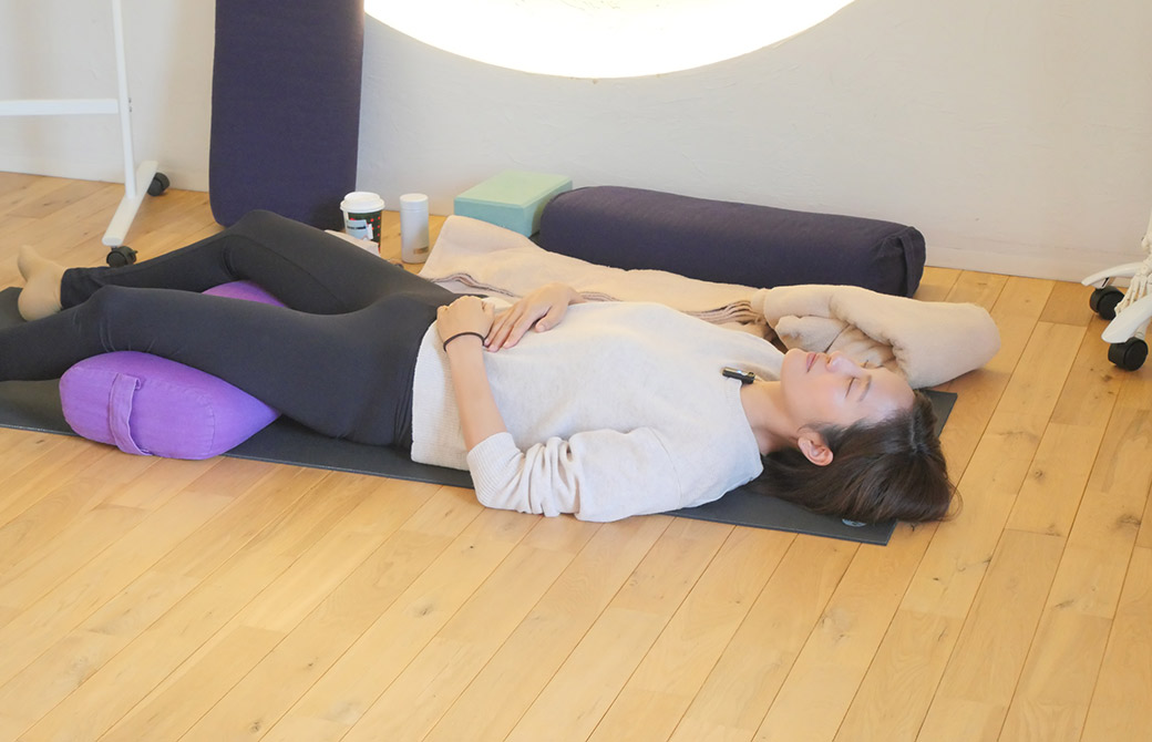 サントーシマ香先生がヨガニードラを教えている様子