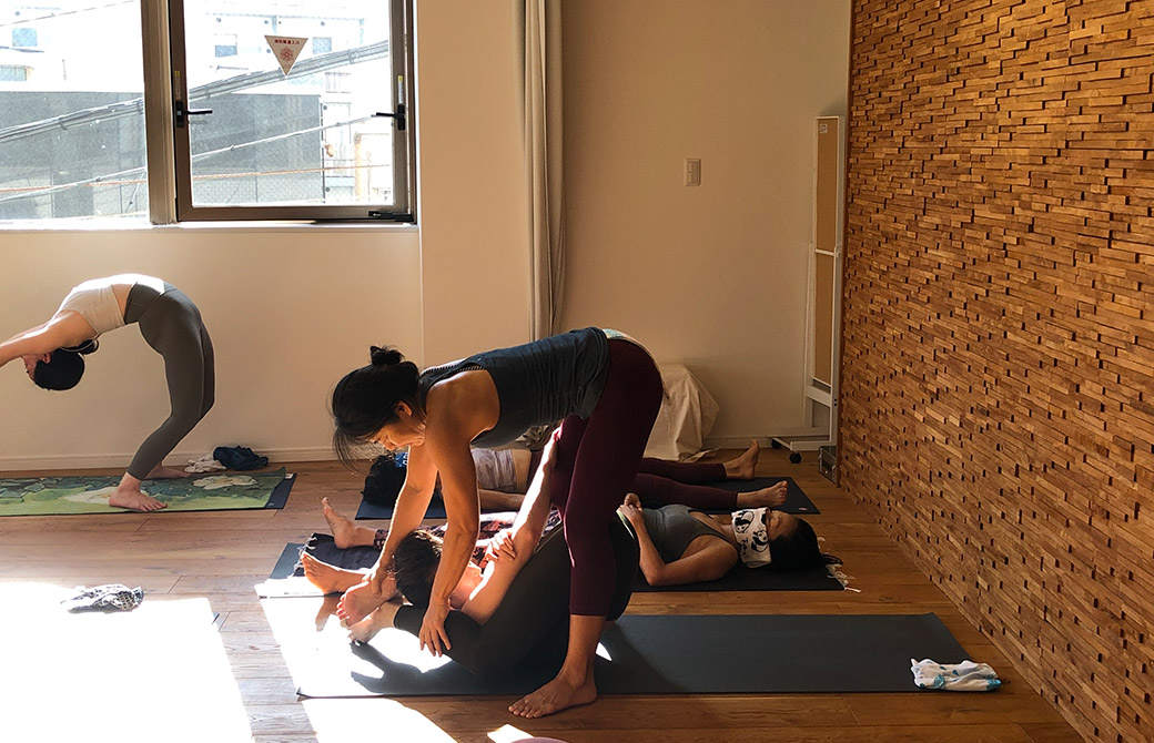 ヨガニドラアーサナをアジャストしてもらっているべー